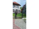 Wyrób kuty: Kuta brama wjazdowa uchylna z furtką, motyw klasyczno-ornamentalny