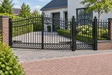 Kuta brama wjazdowa uchylna z furtką, motyw klasyczno-ornamentalny, model BU133 — aranżacja europejskiej posesji z dopasowanymi elementami ogrodzenia. Wizualizacja AI.