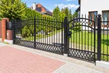 Kuta brama wjazdowa uchylna z furtką, motyw klasyczno-ornamentalny, model BU133 — odtworzone ujęcie oryginalne. Wizualizacja AI.