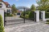 Kuta brama wjazdowa uchylna z furtką, styl klasyczny, model BU111 — aranżacja europejskiej posesji z dopasowanymi elementami ogrodzenia. Wizualizacja AI.