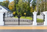 Kuta brama wjazdowa uchylna z indywidualnymi inicjałami, model sd123 — odtworzone ujęcie oryginalne. Wizualizacja AI.