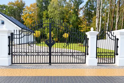 Kuta brama wjazdowa uchylna z indywidualnymi inicjałami, model sd123 — odtworzone ujęcie oryginalne. Wizualizacja AI.