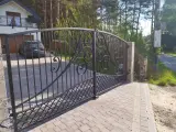 Wyrób kuty: Kuta brama wjazdowa uchylna z motywami spiralnymi i kratownicą