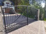 Wyrób kuty: Kuta brama wjazdowa uchylna z motywami spiralnymi i kratownicą