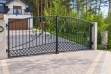 Kuta brama wjazdowa uchylna z motywami spiralnymi i kratownicą, model BU124 — odtworzone ujęcie oryginalne. Wizualizacja AI.