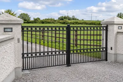 Kuta brama wjazdowa uchylna z motywem kołowym, model BU101 — odtworzone ujęcie oryginalne. Wizualizacja AI.