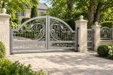 Kuta brama wjazdowa uchylna z ornamentyką artystyczną, model BU62 — aranżacja europejskiej posesji z dopasowanymi elementami ogrodzenia. Wizualizacja AI.
