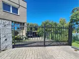 Wyrób kuty: Kuta Brama Wjazdowa Uchylna z Ornamentyką Klasyczną