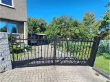Wyrób kuty: Kuta Brama Wjazdowa Uchylna z Ornamentyką Klasyczną