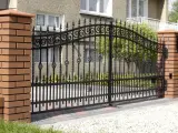 Wyrób kuty: Kuta Brama Wjazdowa Uchylna z Ornamentyką Klasyczną