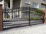 Wyrób kuty: Kuta Brama Wjazdowa Uchylna z Ornamentyką Klasyczną