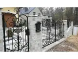 Wyrób kuty: Kuta Brama Wjazdowa Uchylna z Ornamentyką Klasyczną