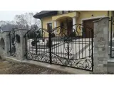 Wyrób kuty: Kuta Brama Wjazdowa Uchylna z Ornamentyką Klasyczną