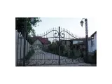 Wyrób kuty: Kuta Brama Wjazdowa Uchylna z Ornamentyką Klasyczną