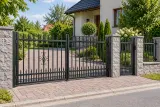 Kuta brama wjazdowa uchylna z ornamentyką klasyczną, model BU143 — aranżacja europejskiej posesji z dopasowanymi elementami ogrodzenia. Wizualizacja AI.