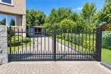 Kuta brama wjazdowa uchylna z ornamentyką klasyczną, model BU143 — odtworzone ujęcie oryginalne. Wizualizacja AI.