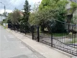 Wyrób kuty: Kuta Brama Wjazdowa Uchylna z Ornamentyką Liściastą