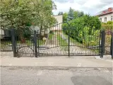 Wyrób kuty: Kuta Brama Wjazdowa Uchylna z Ornamentyką Liściastą