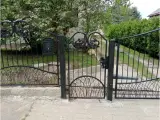 Wyrób kuty: Kuta Brama Wjazdowa Uchylna z Ornamentyką Liściastą