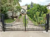 Wyrób kuty: Kuta Brama Wjazdowa Uchylna z Ornamentyką Liściastą