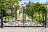 Kuta brama wjazdowa uchylna z ornamentyką liściastą, model BU99 — odtworzone ujęcie oryginalne. Wizualizacja AI.