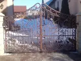 Wyrób kuty: Kuta Brama Wjazdowa Uchylna z Ornamentyką Winorośli