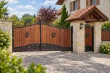 Kuta brama wjazdowa uchylna z panelami drewnianymi i ornamentyką klasyczną, model BU131 — aranżacja europejskiej posesji z dopasowanymi elementami ogrodzenia. Wizualizacja AI.