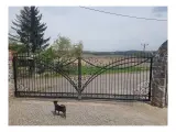 Wyrób kuty: Kuta Brama Wjazdowa Uchylna z Spiralnymi Ornamentami