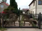 Wyrób kuty: Kuta Brama Wjazdowa z Aplikacjami Koni
