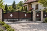 Kuta brama wjazdowa z panelami kompozytowymi i motywami roślinnymi, model sd108 — aranżacja europejskiej posesji z dopasowanymi elementami ogrodzenia. Wizualizacja AI.