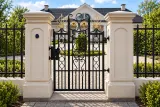 Kuta furtka ogrodzeniowa z ornamentyką klasyczną, model FK31 — odtworzone ujęcie oryginalne. Wizualizacja AI.