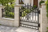 Kuta furtka rezydencjalna z ornamentyką klasyczną, model FK11 — aranżacja europejskiej posesji z dopasowanymi elementami ogrodzenia. Wizualizacja AI.