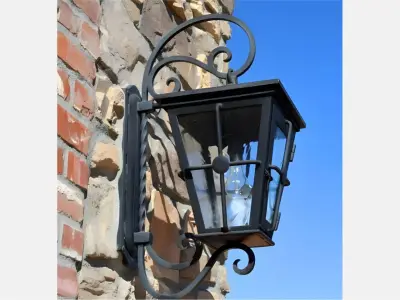 Wyrób kuty: Kuta Lampa Elewacyjna z Elementami Skręcanymi