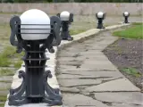Wyrób kuty: Kuta Lampa Ogrodowa Słupkowa z Elementami Stylizowanymi