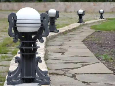 Wyrób kuty: Kuta Lampa Ogrodowa Słupkowa z Elementami Stylizowanymi