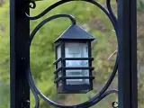 Wyrób kuty: Kuta Lampa Zewnętrzna Słupkowa Kwadratowa z Spiralnym Ornamentem
