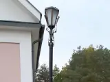 Wyrób kuty: Kuta Latarnia Ogrodowa Klasyczna z Elementami Ornamentalnymi
