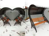 Wyrób kuty: Kuta ławka parkowa z zadaszeniem i motywem florystycznym