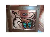 Wyrób kuty: Kuta rozeta metalowa z motywem witrażowym motyla 110x75 cm