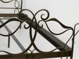 Wyrób kuty: Kute Łóżko Metalowe z Finezyjnym Ornamentem