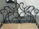 Wyrób kuty: Kute Łóżko Sypialniane z Wezgłowiem Ornamentalnym
