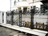 Wyrób kuty: Kute ogrodzenie metalowe w stylu neobarokowym