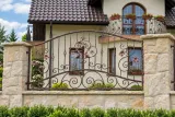 Kute ogrodzenie ornamentowe z motywem winorośli, model OK01 — odtworzone ujęcie oryginalne. Wizualizacja AI.