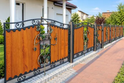 Kute ogrodzenie panelowe stalowo-drewniane z motywem winorośli, model OK06 — odtworzone ujęcie oryginalne. Wizualizacja AI.