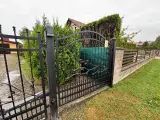 Wyrób kuty: Kute Ogrodzenie Panelowe z Ornamentem Floralnym
