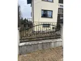Wyrób kuty: Kute Ogrodzenie Panelowe z Ornamentem Floralnym