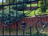 Wyrób kuty: Kute Ogrodzenie Posesji Klasyczne z Ornamentalnymi Zdobieniami