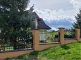 Wyrób kuty: Kute Ogrodzenie Posesji Klasyczne z Ornamentalnymi Zdobieniami