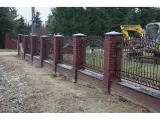Wyrób kuty: Kute Ogrodzenie Posesji w Stylu Klasycznym z Ornamentyką Florystyczną