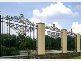 Wyrób kuty: Kute Ogrodzenie Posesyjne w Stylu Barokowym z Akcentami Złoconymi